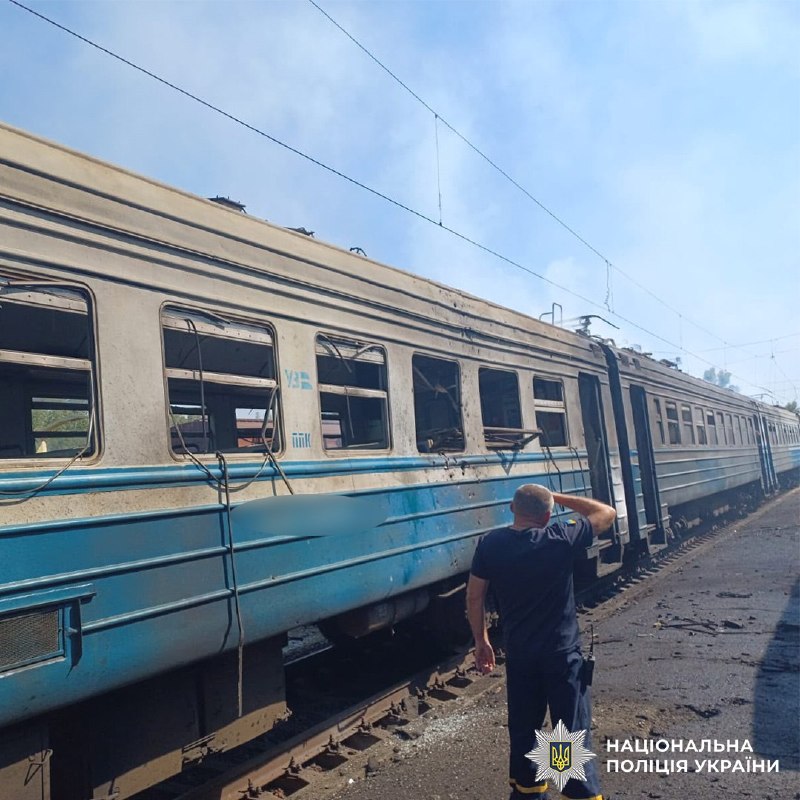 Пасажирський поїзд пошкоджений внаслідок російських ударів у Харківській області