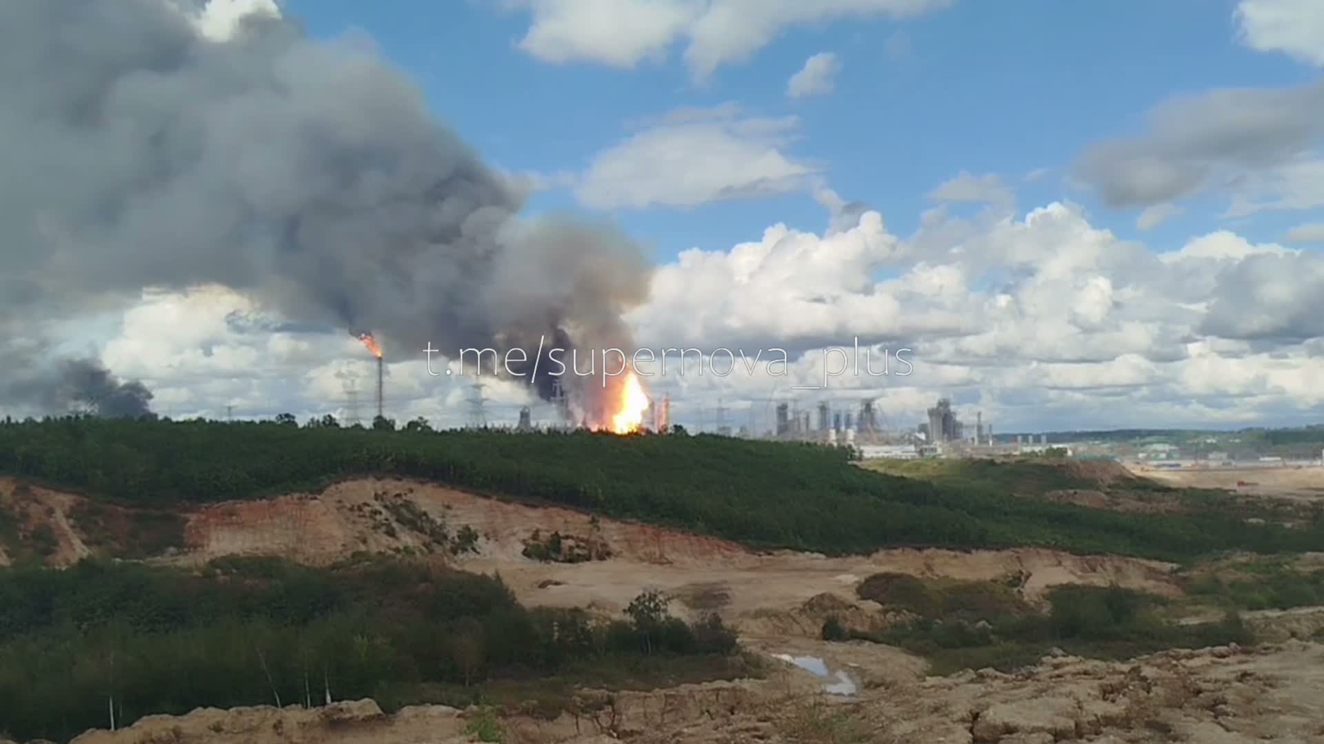 Сообщается о взрыве на газоперерабатывающем заводе в Амуре.