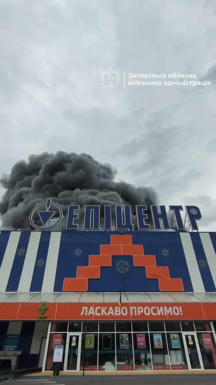У Запоріжжі внаслідок російського обстрілу горить торговий центр