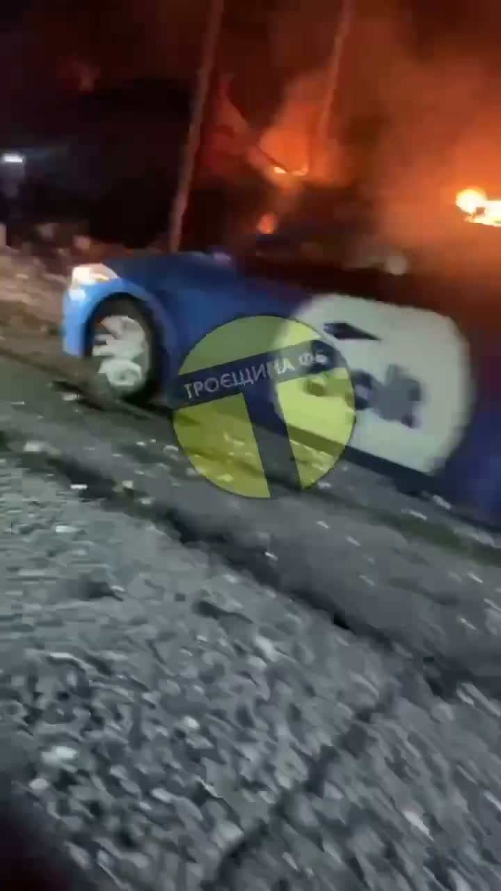 Kyiv bölgesindeki Pohreby'de insansız hava aracı saldırısının gerçekleştiği yerde büyük yangın çıktı.