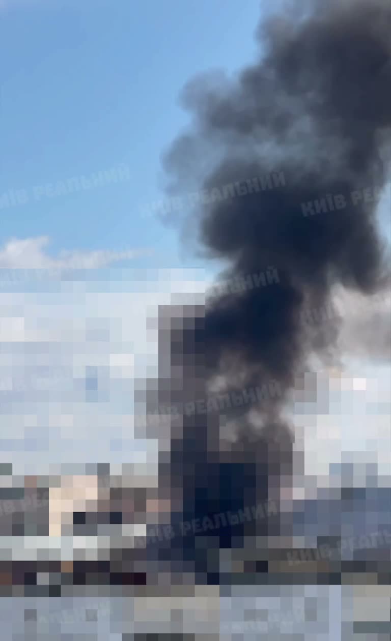 İHA, Kyiv'in Schevchenkyvsyi bölgesinde bir konut binasını kısmen tahrip etti.