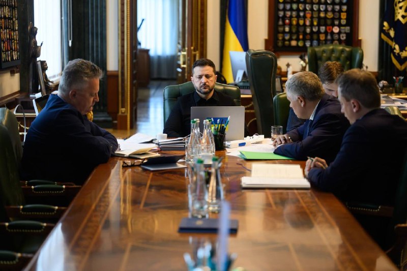 Зеленський: Обговорили з Фрідріхом Мерцом російську атаку по аеродрому в Лейпцигу. Це чергова російська ескалація, і важливо, що Німеччина відреагувала. Фрідріх поінформував про вжиті заходи. Зі свого боку запевнив його, що Україна готова допомагати експертизою, досвідом чи в інших площинах, де це потрібно Німеччині. Зараз команди вже фіналізують текст Drone Deal, і це, серед іншого, точно додасть можливостей для захисту і Німеччині, і Україні. Обговорили зміст угоди й коли зможемо її підписати