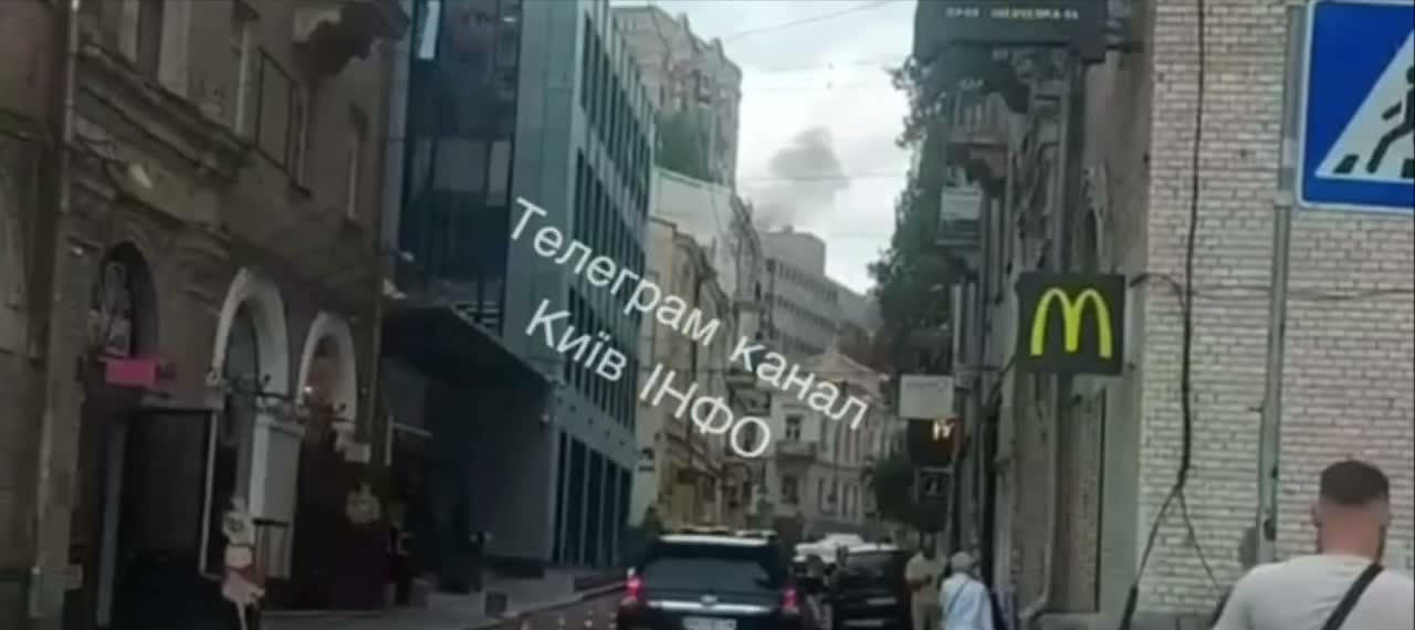 İHA'nın enkazı Kyiv'in merkezindeki bir binanın çatısına düştü.