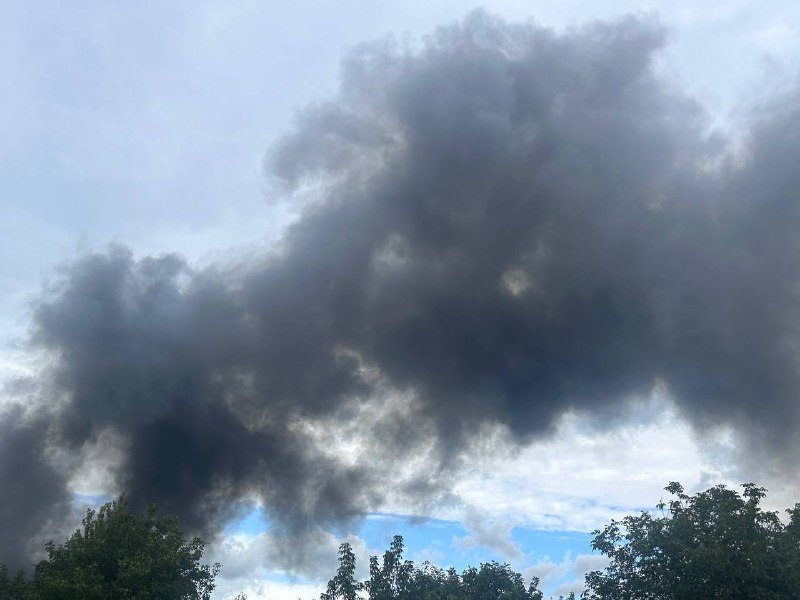 Zhytomyr'de patlamalar olduğu bildirildi. Nova Post terminaline insansız hava aracı saldırısı düzenlendiği belirtildi.