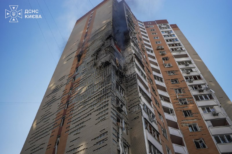 Bu sabah Kyiv'deki bir konut bölgesine düzenlenen insansız hava aracı saldırısında 4 kişi yaralandı.