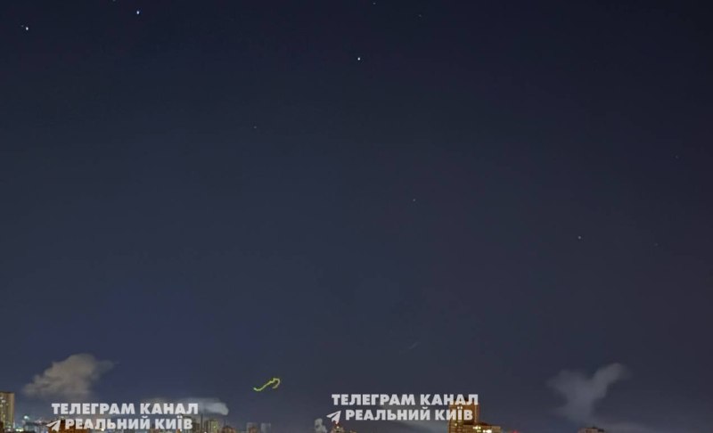 Дим піднімається над Києвом після кількох ударів балістичних ракет
