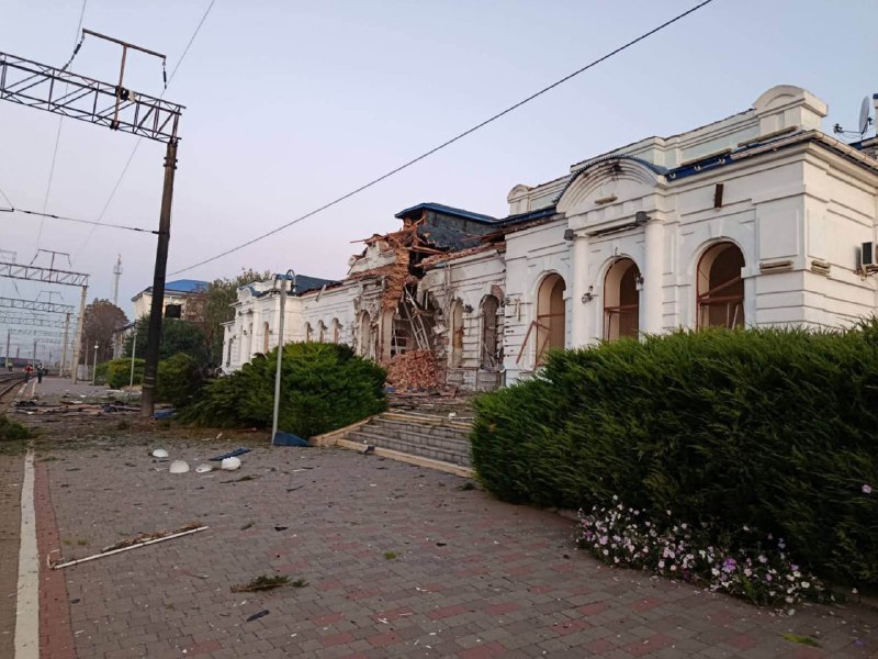 Kharkiv bölgesindeki Berestyn tren istasyonu drone saldırısı sonucu zarar gördü.