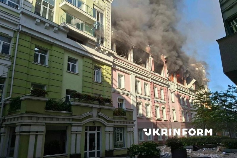 В Городском районе Киева российский беспилотник упал на деловой центр.