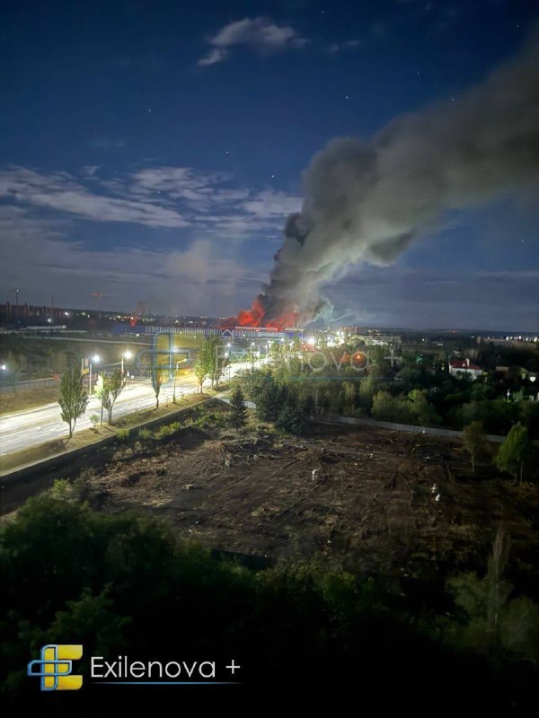 Fire at the shopping mall in Luhansk after explosions