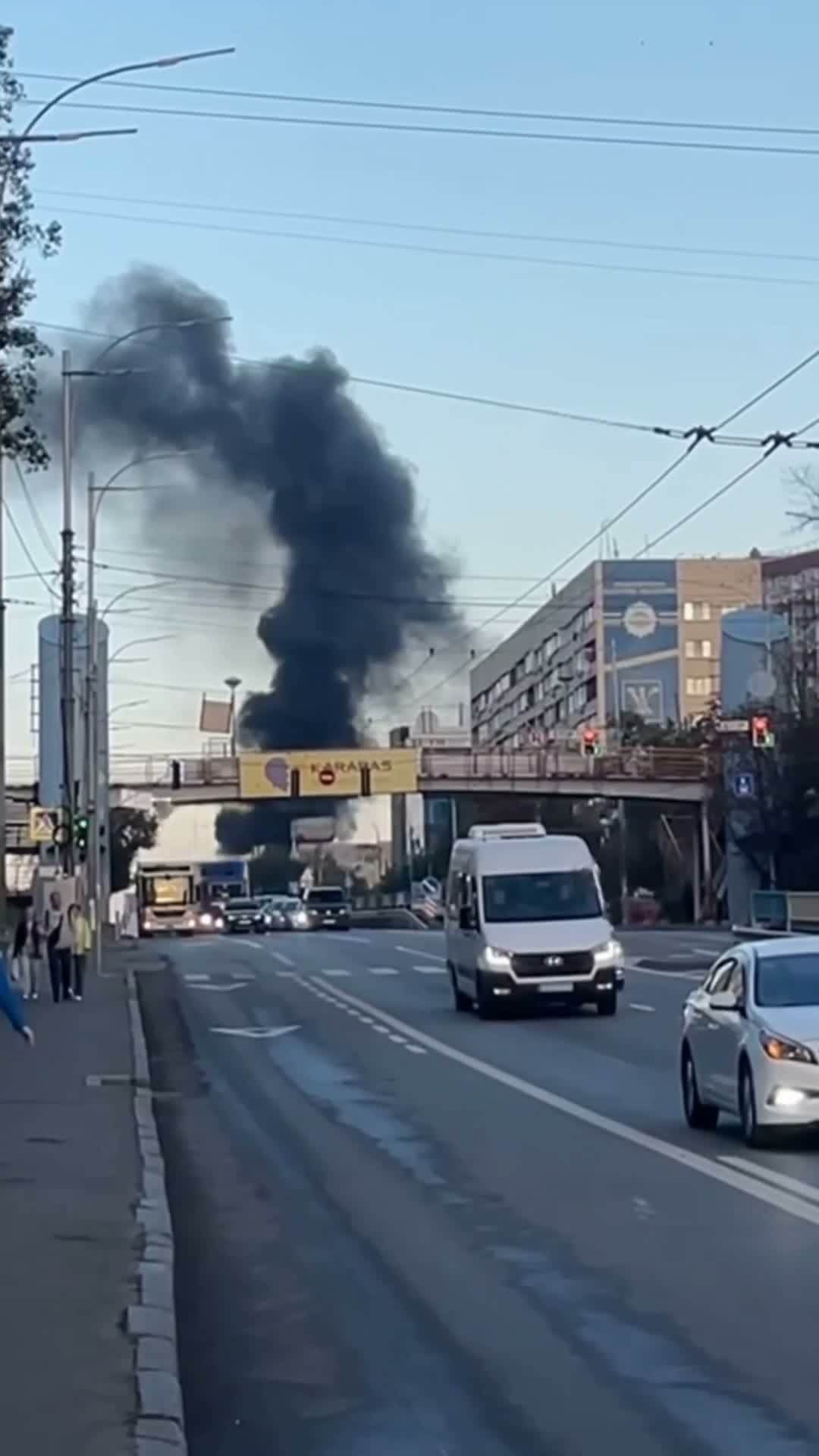 Ataque con dron contra cafetería cerca de estación de combustible en el distrito de Holosiivskyi, en Kyiv.
