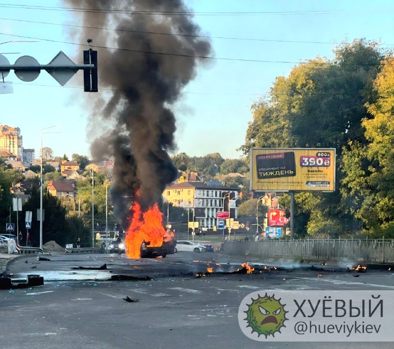 Dron impacta en un vehículo en la calle de Kyiv.
