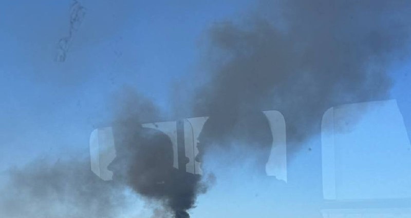 У Дніпрі здіймається дим внаслідок ракетного обстрілу
