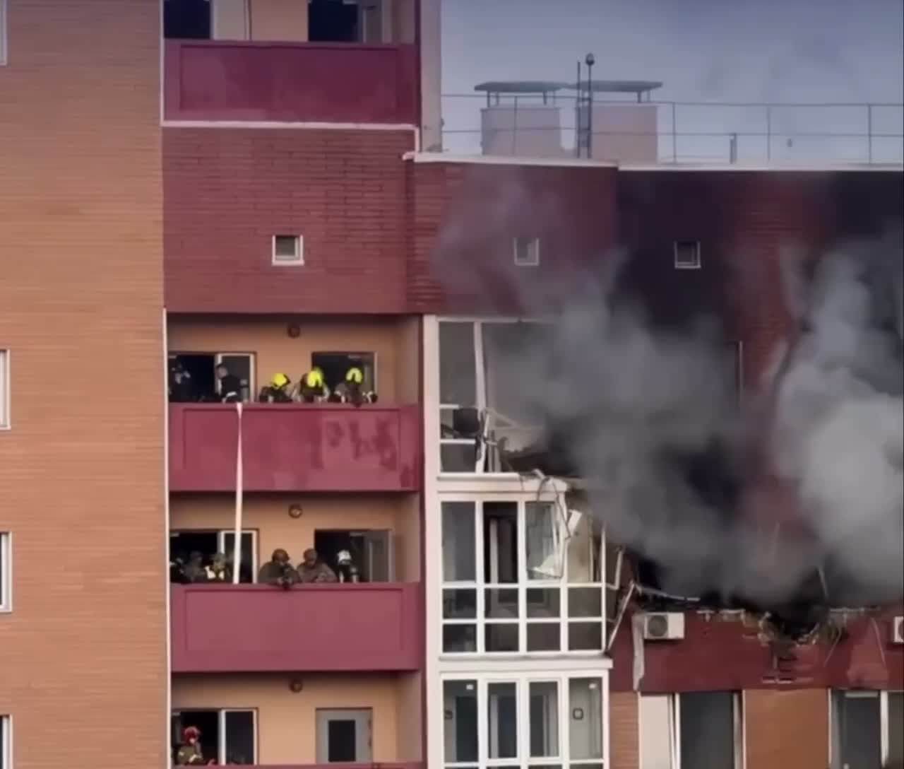 Щонайменше 1 людина загинула, 2 поранені внаслідок російського обстрілу житлового будинку в Києві