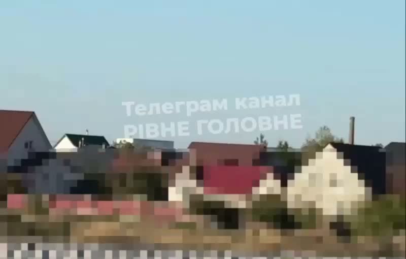 Rusya'nın Rivne bölgesindeki Sarny'deki konut alanlarına drone saldırısı düzenlendi.