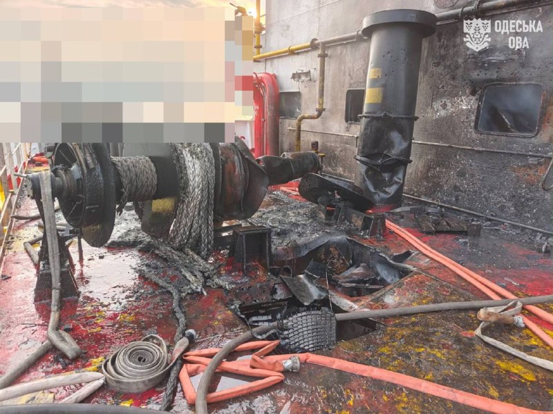 Marshall Adaları bayrağı altında faaliyet gösteren, ham petrol taşıyan ticari bir gemi, Rus drone saldırısına uğradı. Saldırı, geminin üst yapısında yangına neden oldu, bu da bir kişinin ölümüne ve yedi kişinin yaralanmasına yol açtı.
