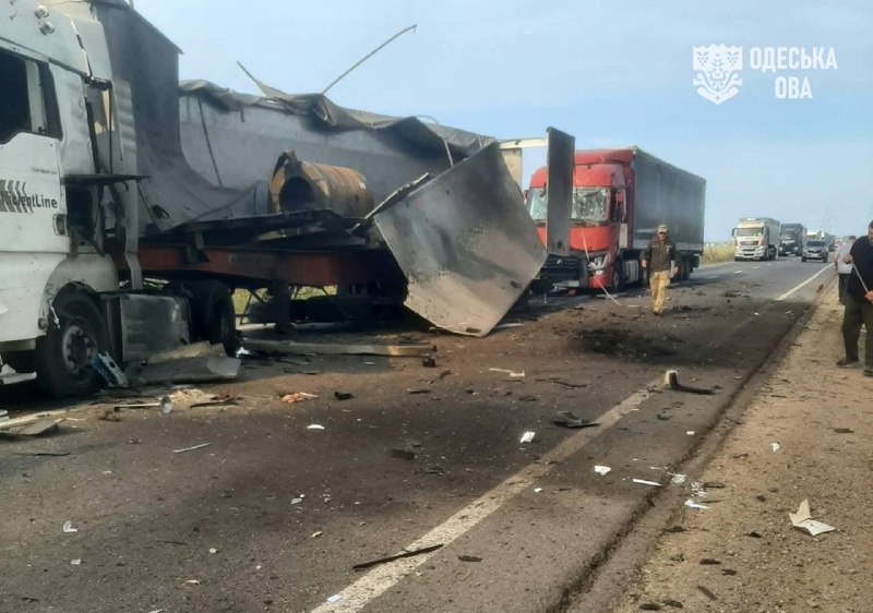 Rusya, Odesa bölgesindeki sivil altyapısına saldırıyor – biri hayatını kaybetti, çok sayıda yaralı var. Rus saldırıları, yolda bulunan yük ve yolcu araçlarını hasar verdi. İlk raporlara göre 5 kişi yaralandı, 2'si hastaneye kaldırıldı. Ayrıca, Marshall Adaları bayrağı altında faaliyet gösteren ticari bir gemi, rafine yağı taşıyordu ve Rus drone'su tarafından hasar gördü. 1 kişi hayatını kaybetti, 7 kişi yaralandı.