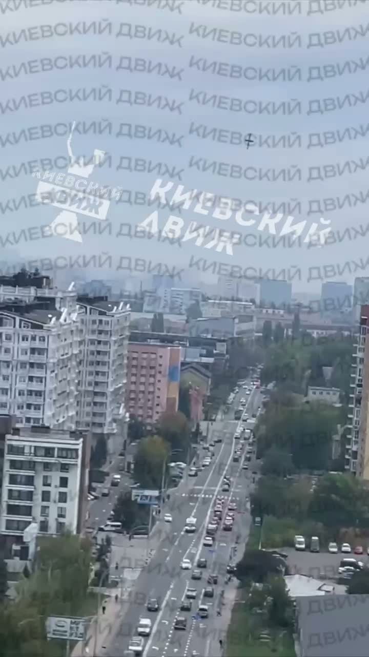 Сообщается об ударе беспилотника по улице в Киеве.