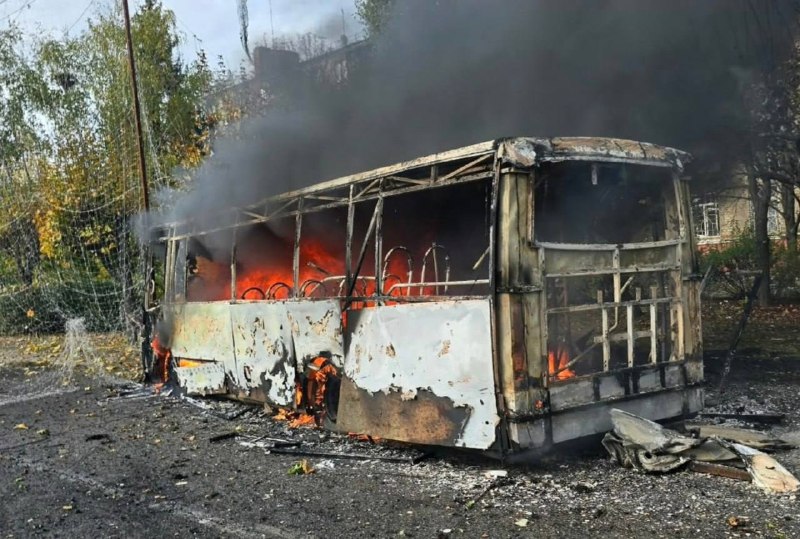 Російська армія обстріляла 2 автобуси в Краматорську. 30 людей загинули, 18 поранено