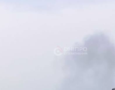 У Дніпрі після вибухів здіймається дим