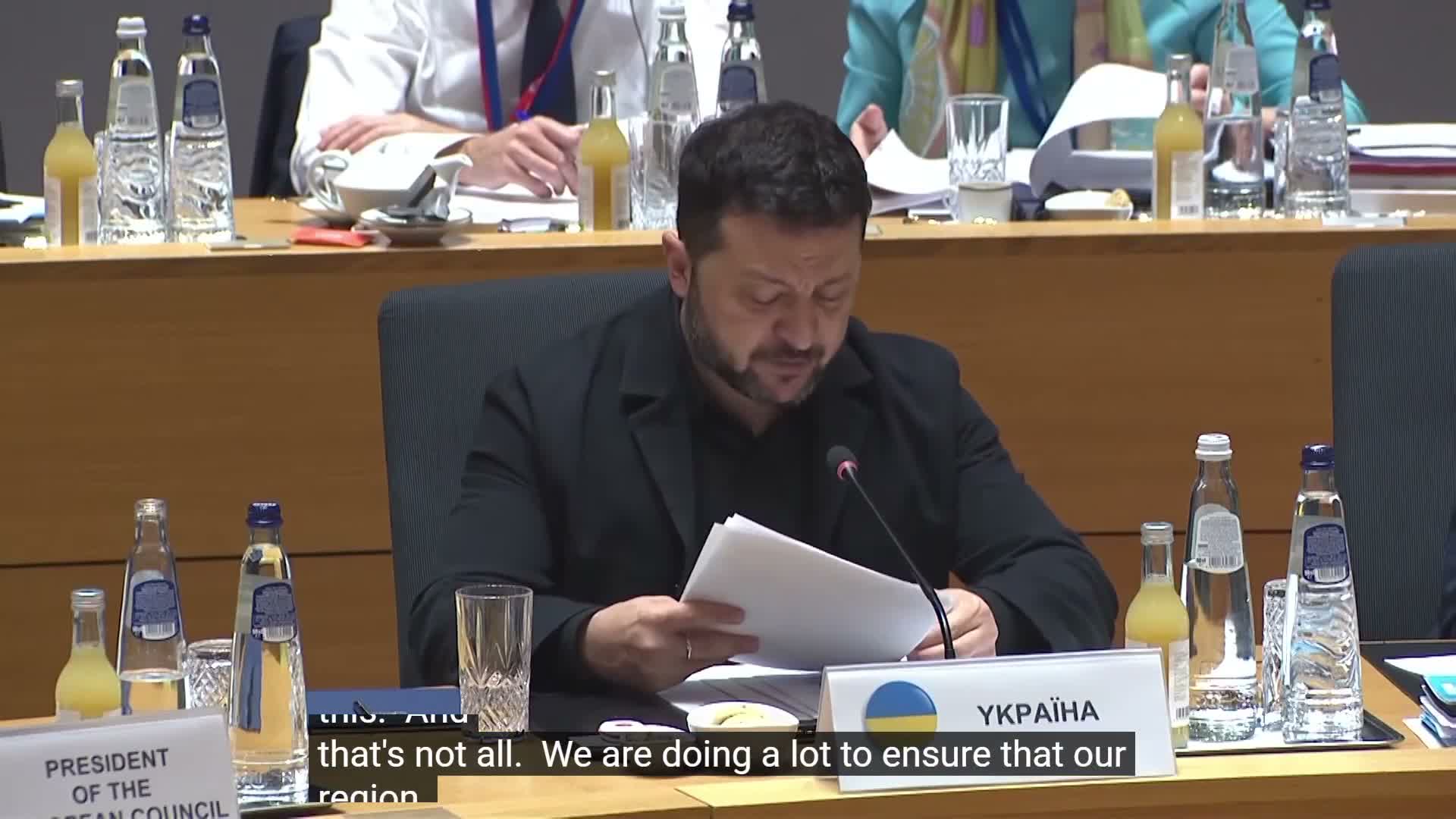 Zelenski: Ayrıca, Transnistria üzerinden Rusya'nın Moldova'da sorun yaratma girişimlerine karşı da savunma sağlıyoruz. Bazen, Transnistria'dan kaynaklanan riskleri kontrol altında tutmak için, askeri güçlerimizin diğer görevlerden bazılarını yeniden yönlendirmemiz gerekiyor.