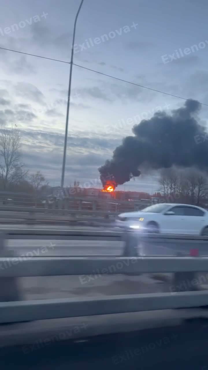 St. Petersburg'da drone saldırısı sonucu Ruchyi petrol tesisinde yangın.